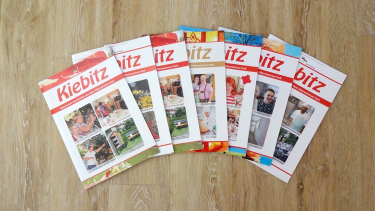Auslage mit verschiedenen Ausgaben der Hauszeitung Kiebitz