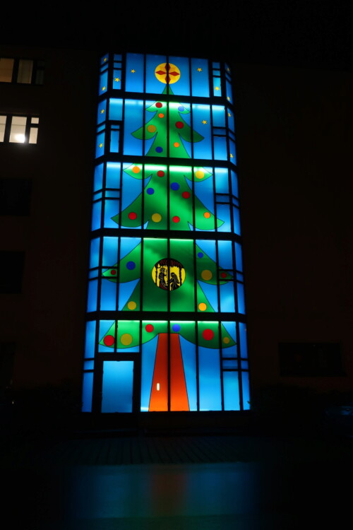 Das Weihnachtsfester zeigt einen Tannenbaum und erstreckt sich über die ganze Fensterfront des Treppenhauses im Alterszentrum Park.