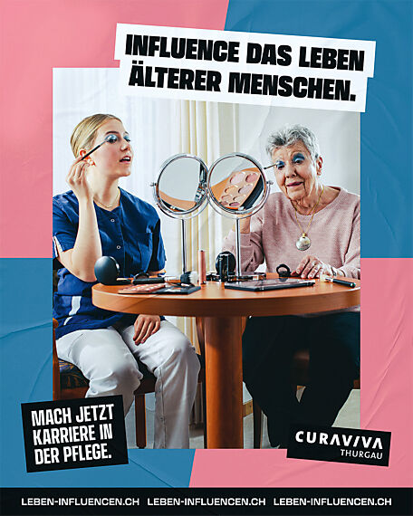 Plakat von Curaviva: Eine Pflegerin und eine Bewohnerin schminken sich