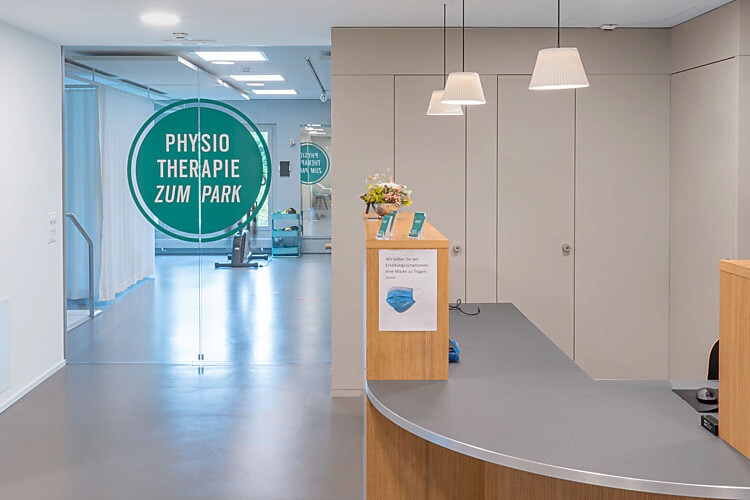 Eingangsbereich der Physiotherapie zum Park
