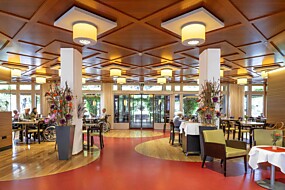 Tische und Stühle im Restaurant Park