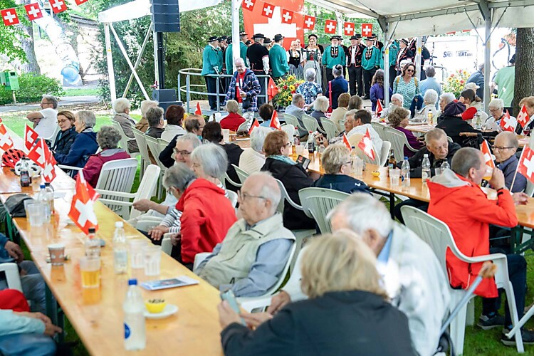 Feier im Park des Alterszentrums